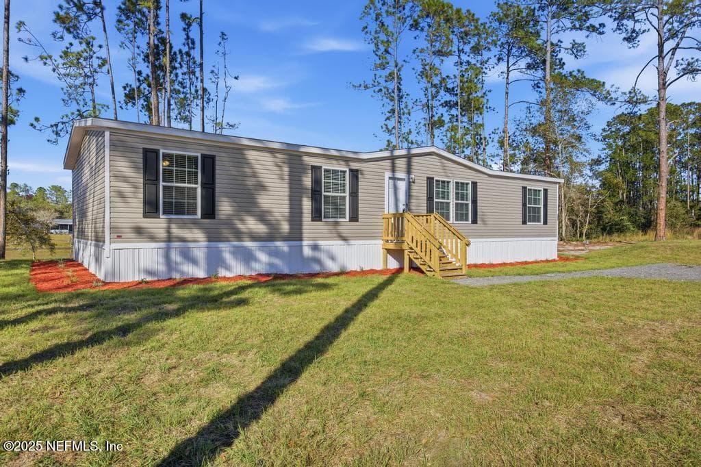 156 WALLACE Street, Interlachen — exterior