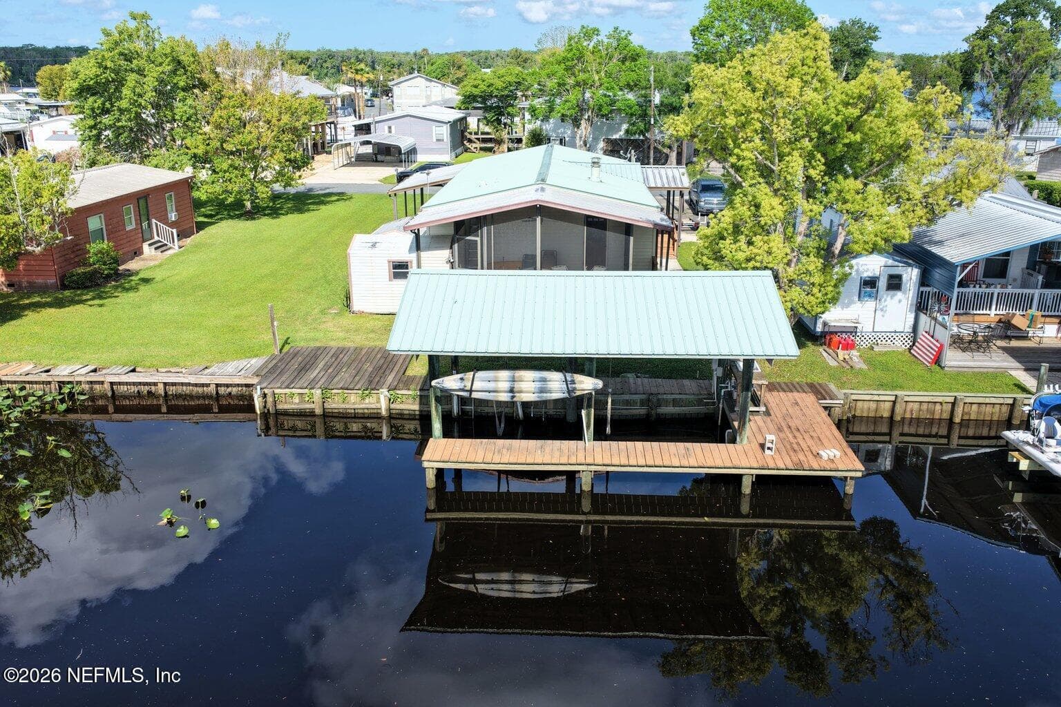 160 MOONLITE Drive, Welaka — exterior