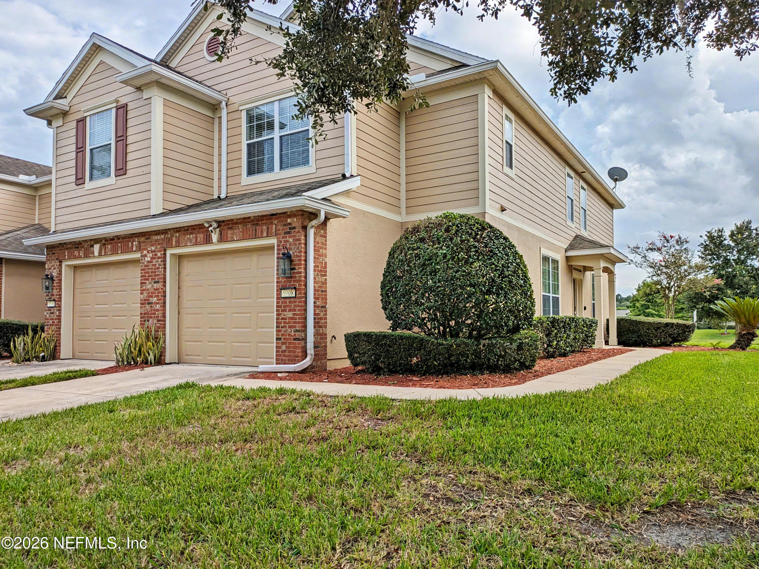 6908 ROUNDLEAF Drive, Jacksonville — photo 2